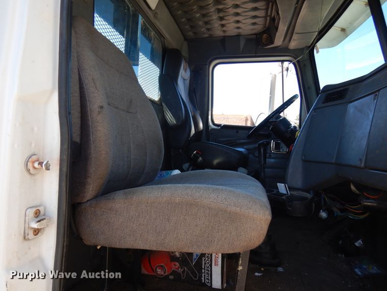 image for item IL9828 2005 Western Star 4900  flatbed truck