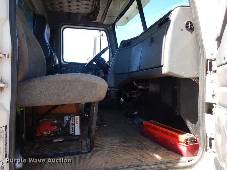 image for item IL9828 2005 Western Star 4900  flatbed truck