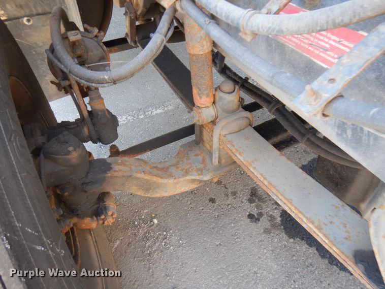 image for item IL9828 2005 Western Star 4900  flatbed truck