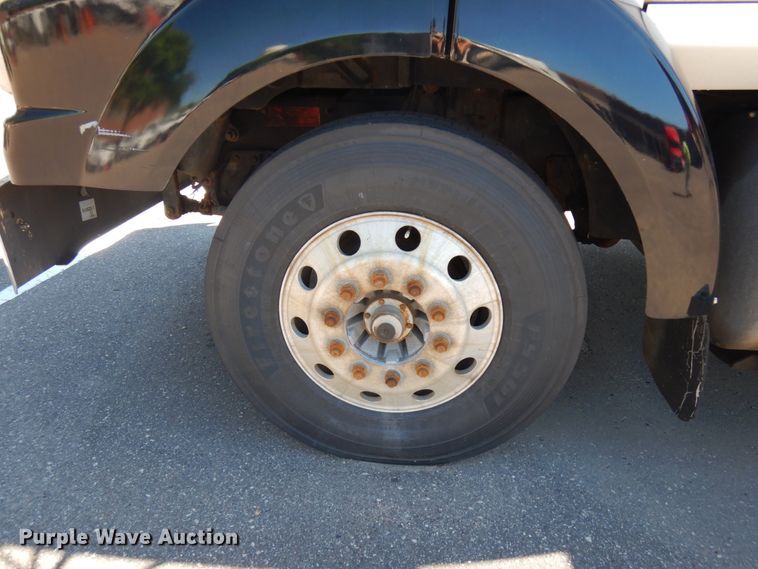 image for item IL9828 2005 Western Star 4900  flatbed truck