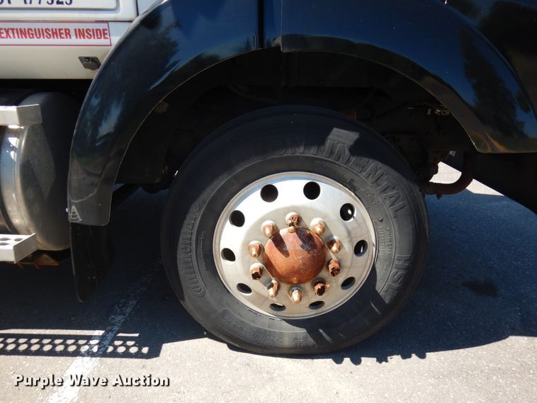 image for item IL9828 2005 Western Star 4900  flatbed truck