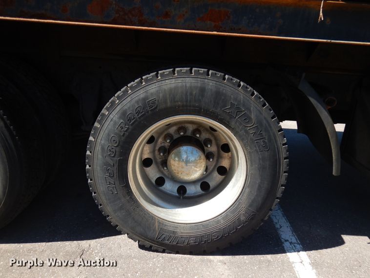 image for item IL9828 2005 Western Star 4900  flatbed truck