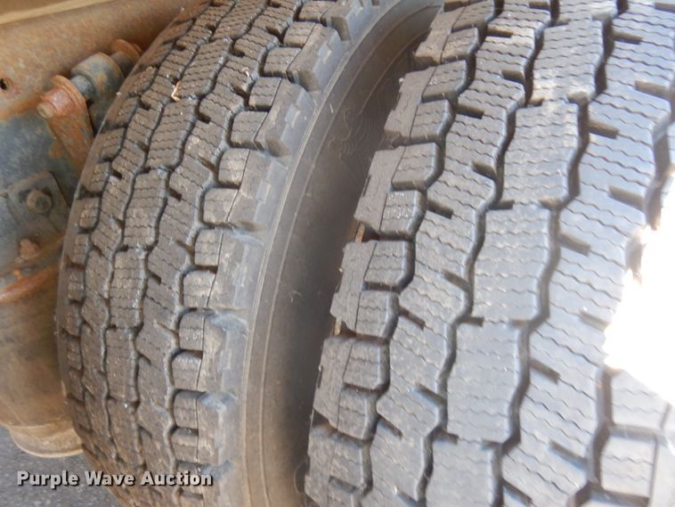 image for item IL9828 2005 Western Star 4900  flatbed truck