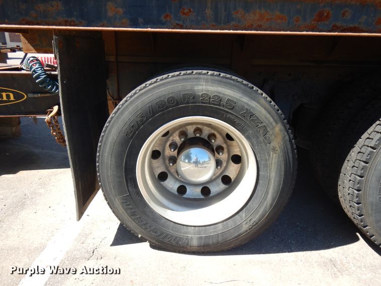 image for item IL9828 2005 Western Star 4900  flatbed truck