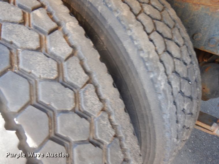 image for item IL9828 2005 Western Star 4900  flatbed truck