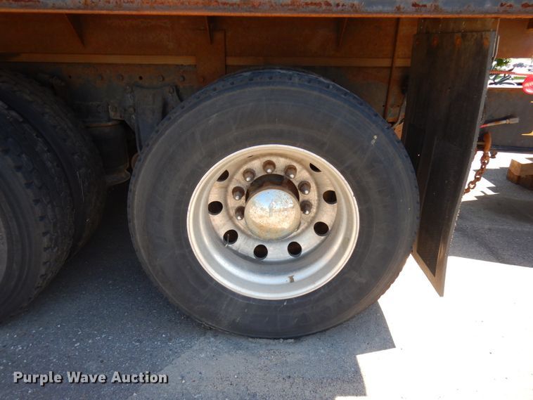 image for item IL9828 2005 Western Star 4900  flatbed truck