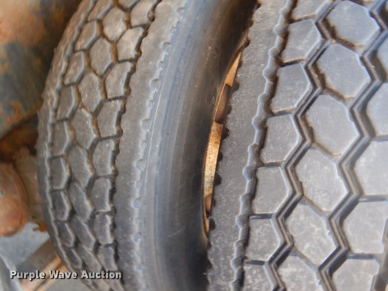 image for item IL9828 2005 Western Star 4900  flatbed truck