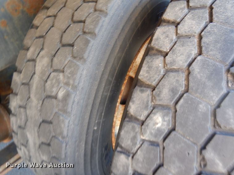 image for item IL9828 2005 Western Star 4900  flatbed truck