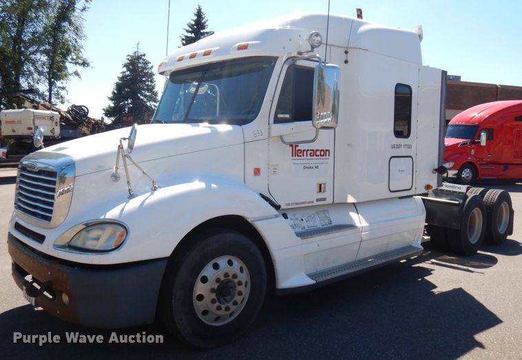 image for item IL9829 2010 Freightliner Columbia 120  semi truck