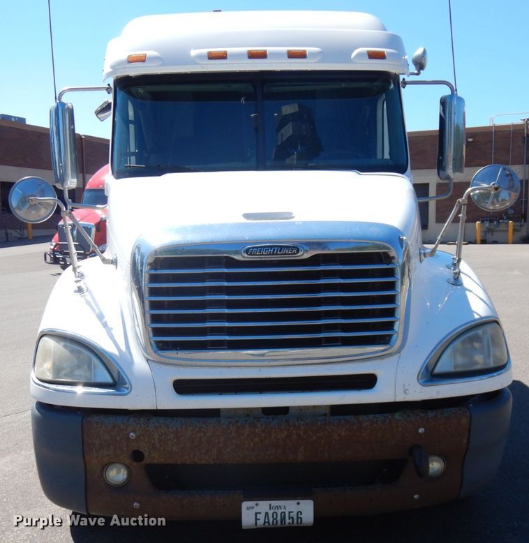 image for item IL9829 2010 Freightliner Columbia 120  semi truck