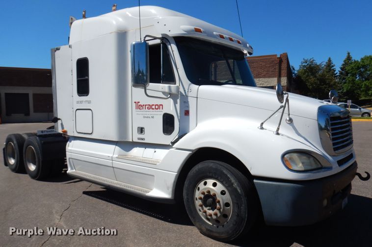 image for item IL9829 2010 Freightliner Columbia 120  semi truck