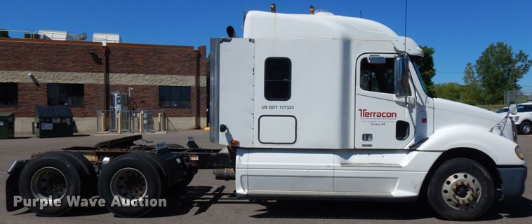 image for item IL9829 2010 Freightliner Columbia 120  semi truck