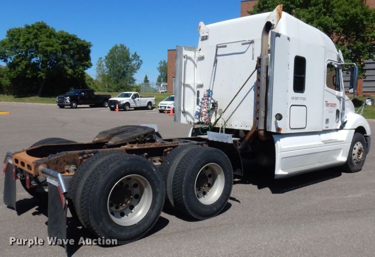 image for item IL9829 2010 Freightliner Columbia 120  semi truck