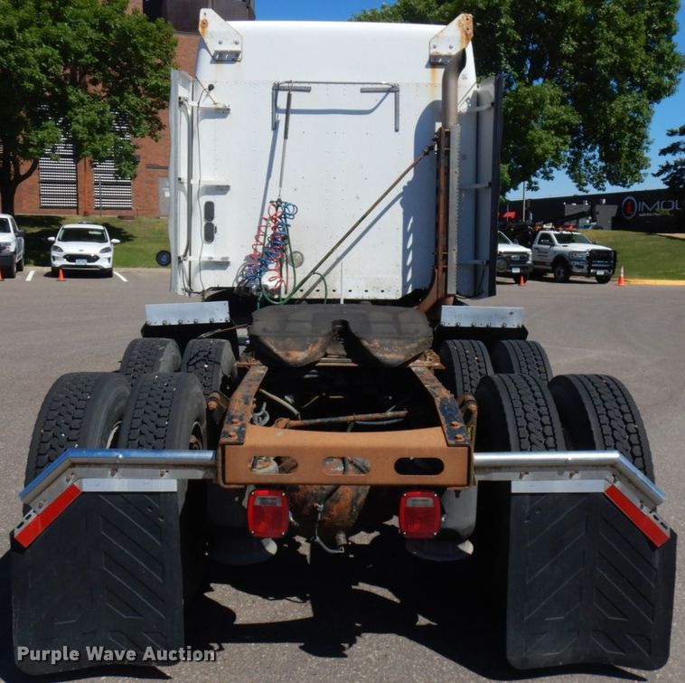 image for item IL9829 2010 Freightliner Columbia 120  semi truck