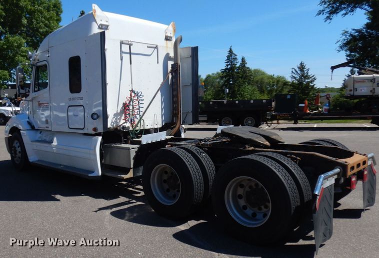 image for item IL9829 2010 Freightliner Columbia 120  semi truck