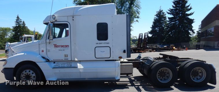 image for item IL9829 2010 Freightliner Columbia 120  semi truck