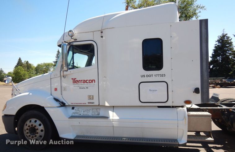 image for item IL9829 2010 Freightliner Columbia 120  semi truck