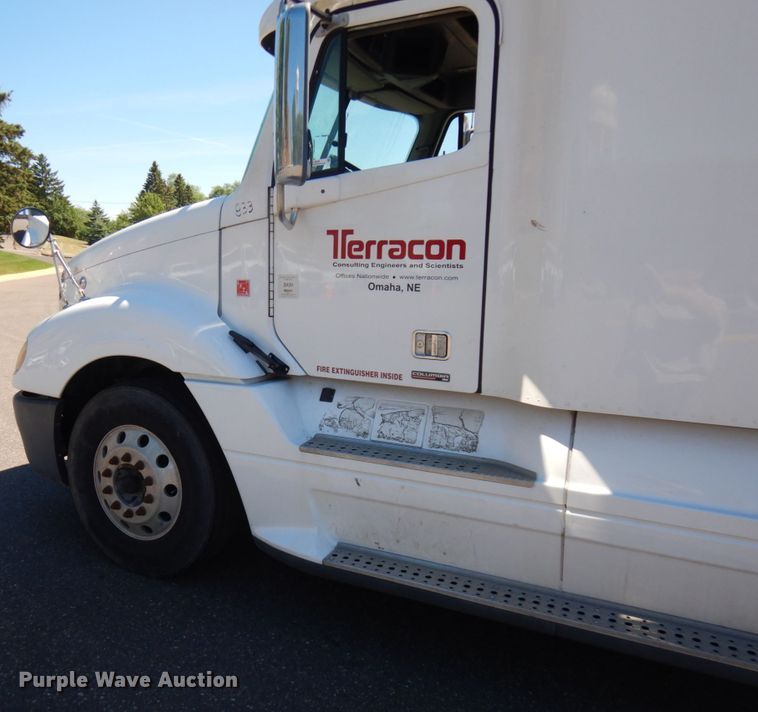 image for item IL9829 2010 Freightliner Columbia 120  semi truck