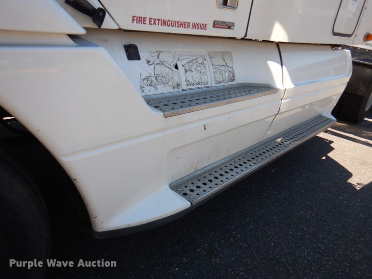 image for item IL9829 2010 Freightliner Columbia 120  semi truck