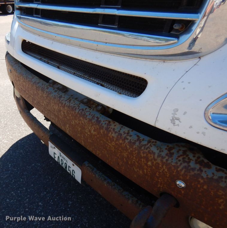 image for item IL9829 2010 Freightliner Columbia 120  semi truck