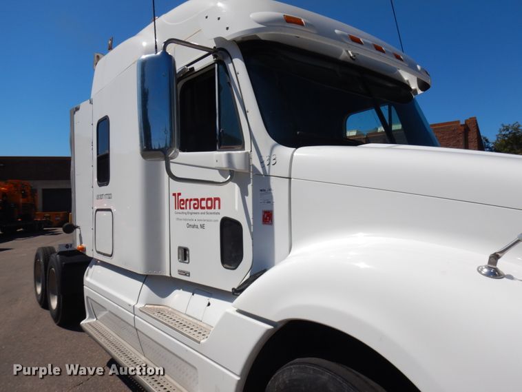 image for item IL9829 2010 Freightliner Columbia 120  semi truck