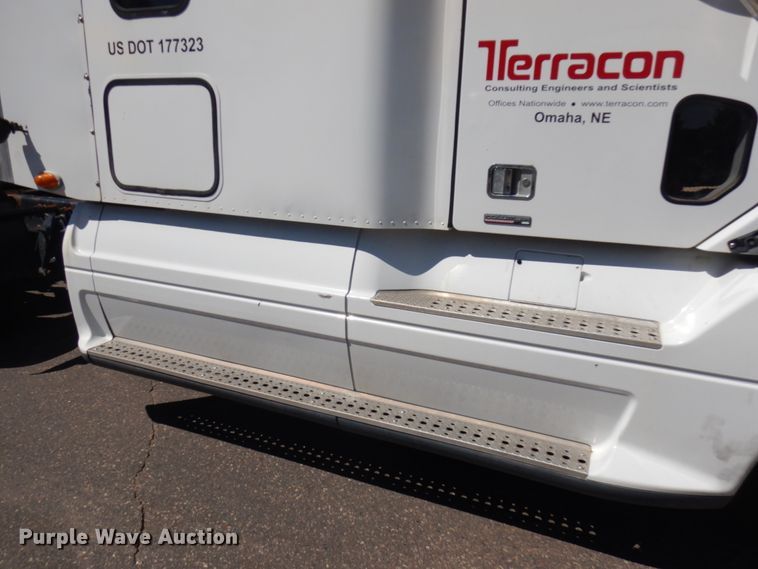 image for item IL9829 2010 Freightliner Columbia 120  semi truck