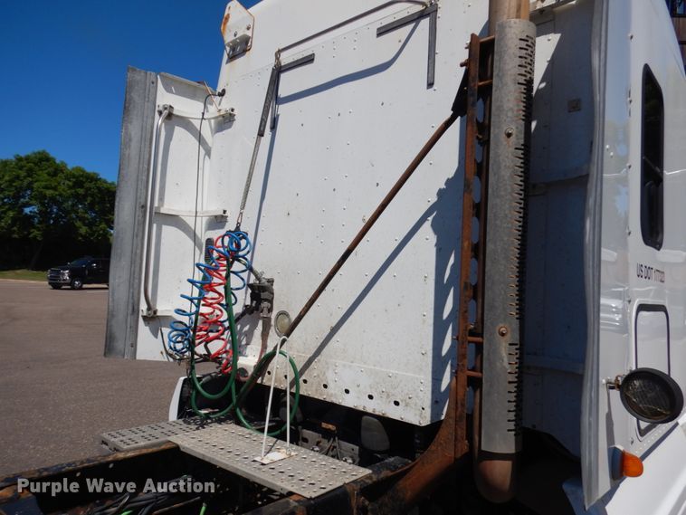 image for item IL9829 2010 Freightliner Columbia 120  semi truck