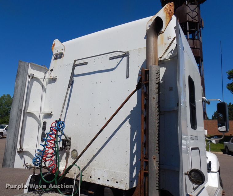 image for item IL9829 2010 Freightliner Columbia 120  semi truck