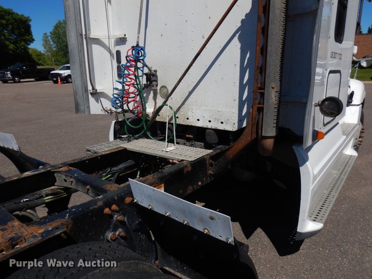 image for item IL9829 2010 Freightliner Columbia 120  semi truck