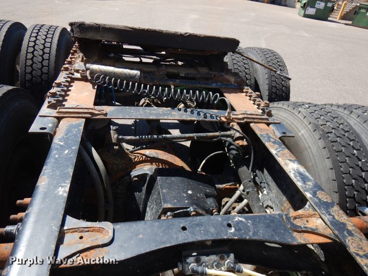 image for item IL9829 2010 Freightliner Columbia 120  semi truck