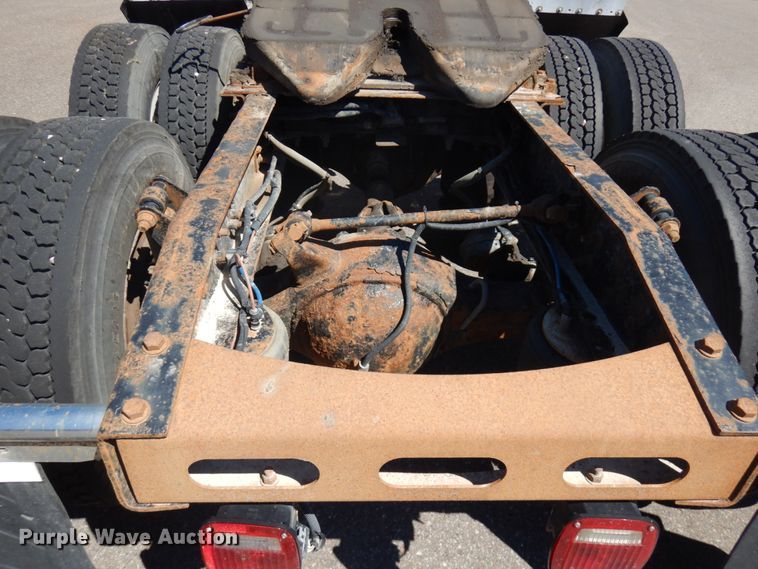 image for item IL9829 2010 Freightliner Columbia 120  semi truck