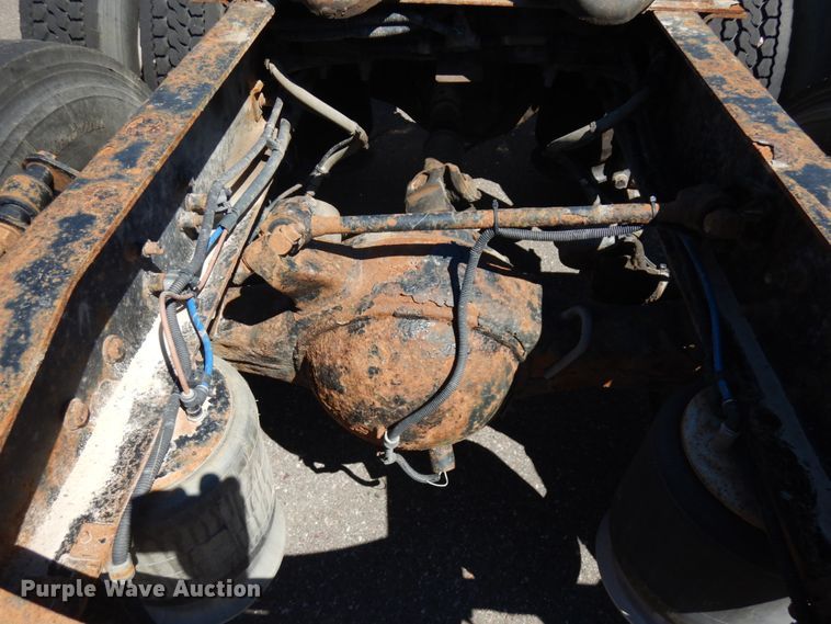 image for item IL9829 2010 Freightliner Columbia 120  semi truck