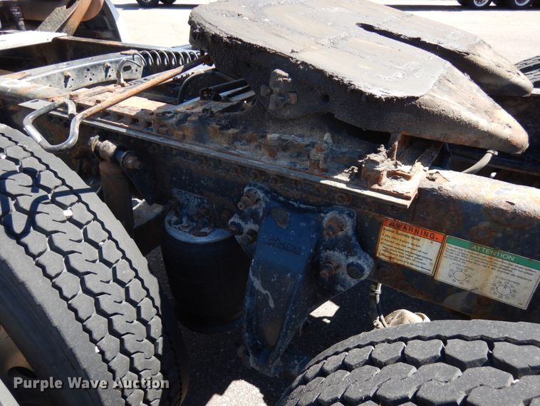 image for item IL9829 2010 Freightliner Columbia 120  semi truck