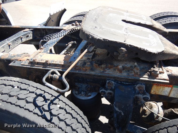 image for item IL9829 2010 Freightliner Columbia 120  semi truck