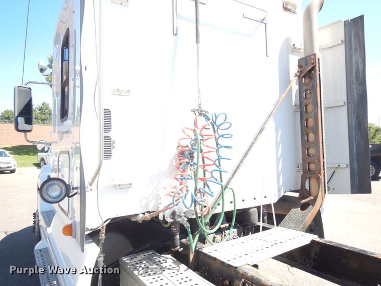 image for item IL9829 2010 Freightliner Columbia 120  semi truck