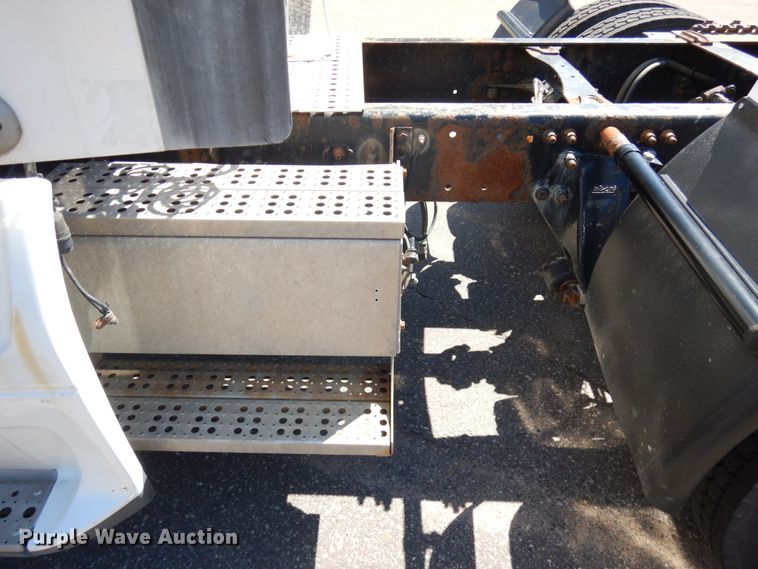 image for item IL9829 2010 Freightliner Columbia 120  semi truck