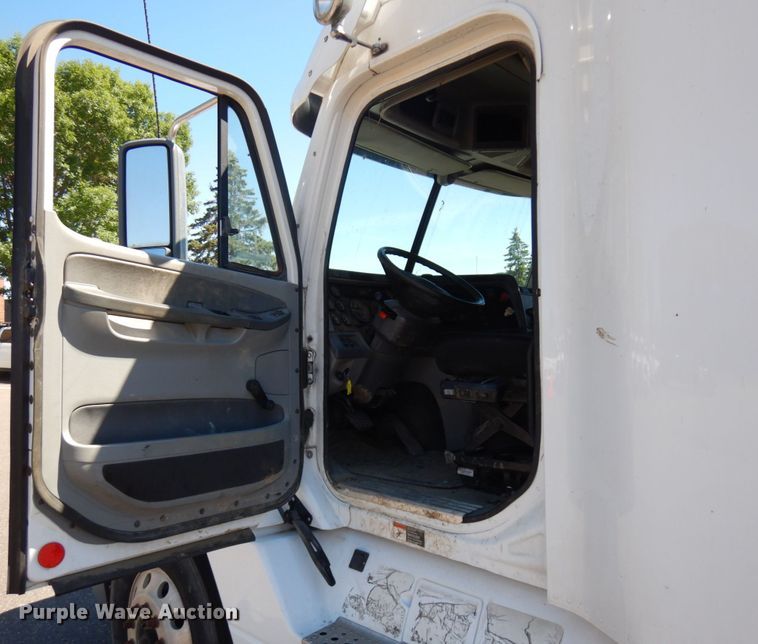 image for item IL9829 2010 Freightliner Columbia 120  semi truck