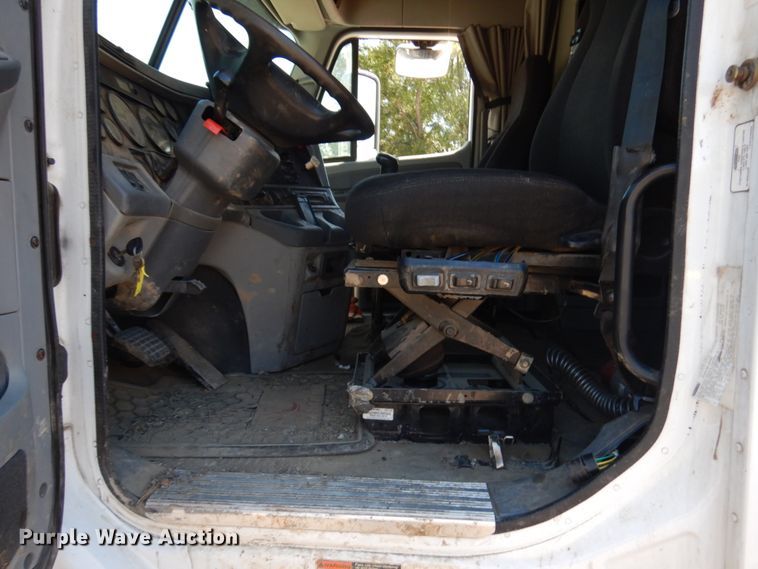 image for item IL9829 2010 Freightliner Columbia 120  semi truck