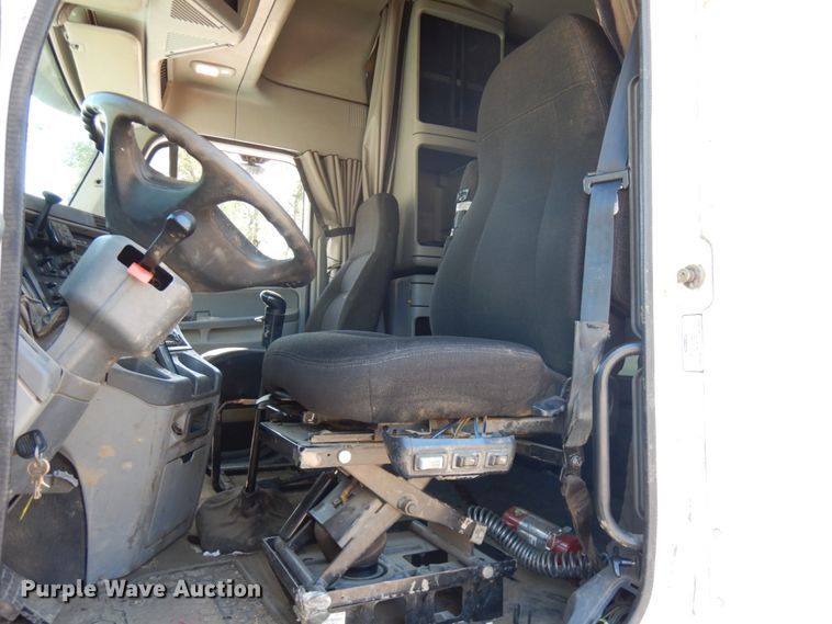 image for item IL9829 2010 Freightliner Columbia 120  semi truck