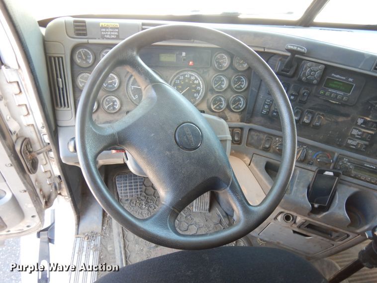 image for item IL9829 2010 Freightliner Columbia 120  semi truck