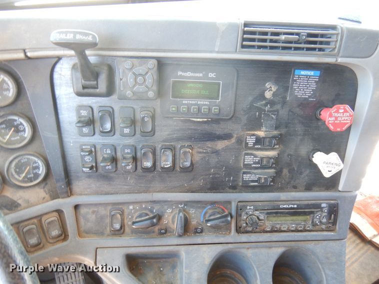 image for item IL9829 2010 Freightliner Columbia 120  semi truck