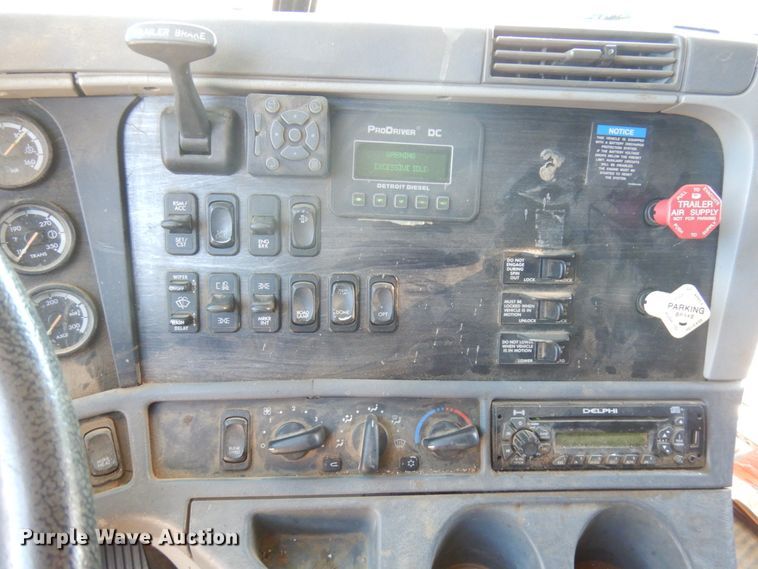 image for item IL9829 2010 Freightliner Columbia 120  semi truck