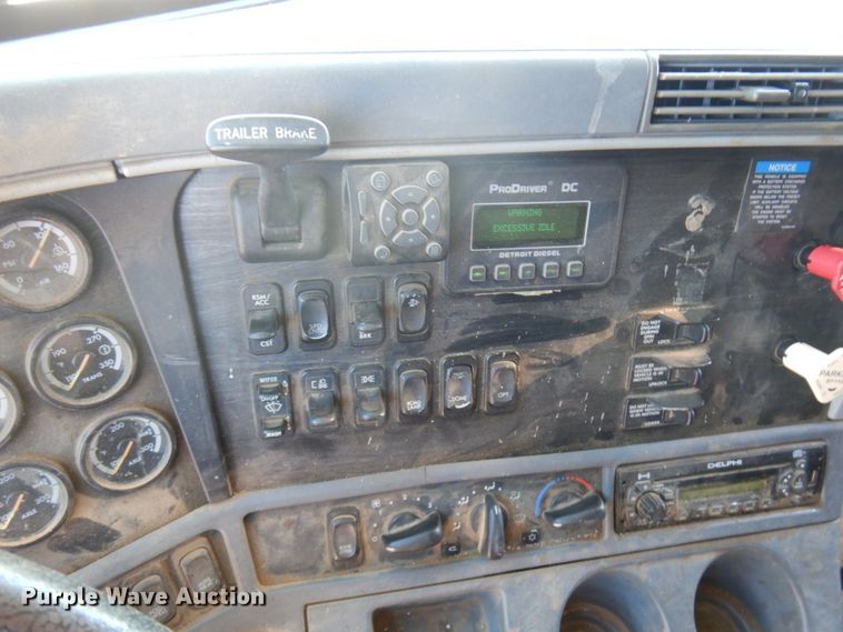 image for item IL9829 2010 Freightliner Columbia 120  semi truck