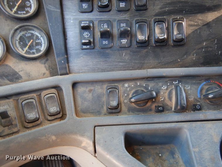 image for item IL9829 2010 Freightliner Columbia 120  semi truck