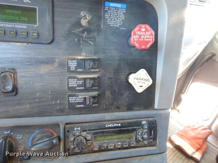 image for item IL9829 2010 Freightliner Columbia 120  semi truck