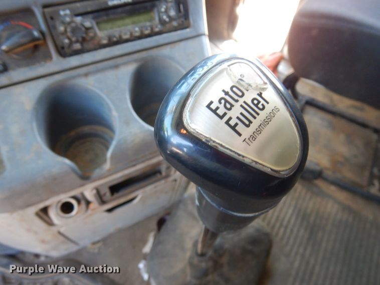 image for item IL9829 2010 Freightliner Columbia 120  semi truck