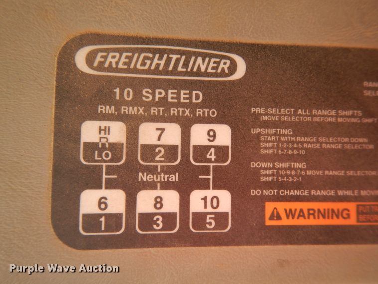 image for item IL9829 2010 Freightliner Columbia 120  semi truck