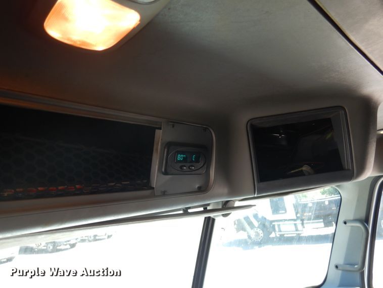 image for item IL9829 2010 Freightliner Columbia 120  semi truck