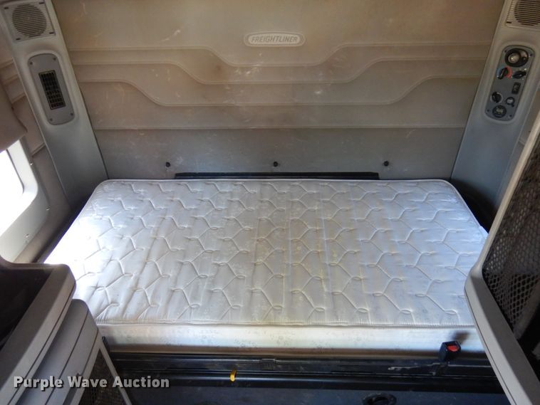 image for item IL9829 2010 Freightliner Columbia 120  semi truck