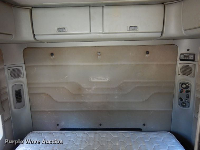 image for item IL9829 2010 Freightliner Columbia 120  semi truck